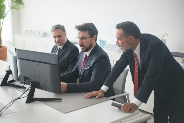 Comment naviguer dans les réglementations sur l'importation et l'exportation de biens technologiques ?